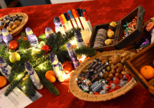 Auf der DEEPWOOD Weihnachtsfeier stehen Materialien zum Basteln und Verschenken bereit